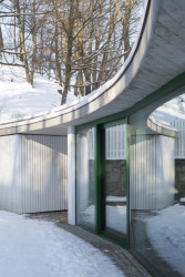 Nový objem rozdělil zahradu na dvě jasně definované části.