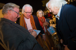 Alena Šrámková se současným děkanem Fakulty architektury ČVUT Ladislavem Lábusem a hercem Jiřím Lábusem při vernisáži výstavy v Muzeu Kampa. Foto: Petra Jansová