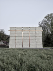 Svislé mezery - tudy vedou lana předpjaté konstrukce. (věž v Chamsu, Bolthauser Architekten a další)