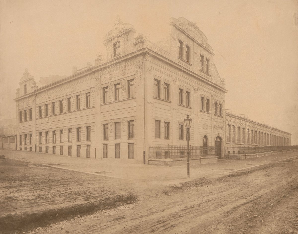 Administrativní budova a tovární hala na snímku pravděpodobně z doby krátce po jejich dokončení v roce 1907