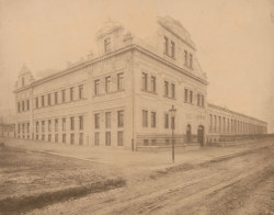 Administrativní budova a tovární hala na snímku pravděpodobně z doby krátce po jejich dokončení v roce 1907