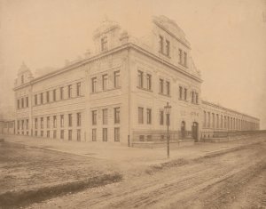 Administrativní budova a tovární hala na snímku pravděpodobně z doby krátce po jejich dokončení v roce 1907