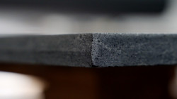 Skenování povrchu tvrzeného kamene TechniStone®, proces jehož výsledkem je hotový 3D model materiálu. (Pearl Lava, TechniStone®).