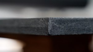 Skenování povrchu tvrzeného kamene TechniStone®, proces jehož výsledkem je hotový 3D model materiálu. (Pearl Lava, TechniStone®).