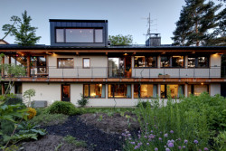 V suterénu jsou ložnice a koupelna. (Dům Na větru, A1 architects)