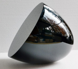 VÁCLAV CIGLER je sochař, architekt, grafik, pedagog, autor projektů v krajině a uměleckých intervencí v oblasti architektury architektury