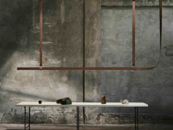 Osvětlení ze série Belt poutá pozornost netypickým povrchem z kůže. (Design bratři Ronan & Erwan Bouroullecovi)