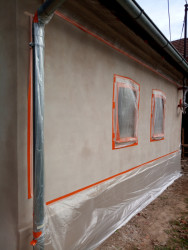 Rekonstrukce domu z nepálených cihel v Hrubé Vrbce. Vápenná fasáda k domu neodlučitelně patří.