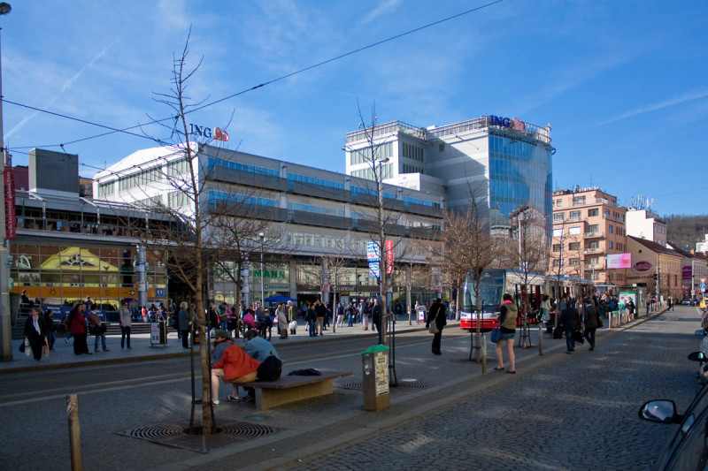 Budova stojí přímo nad stanicí metra Anděl. (Zlatý Anděl; A8000)