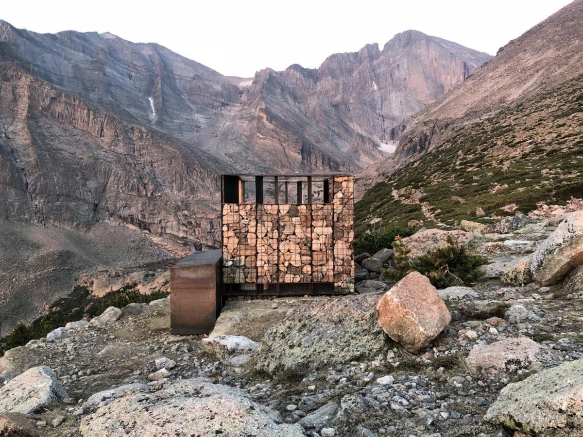 Toalety na populárním treku v Rocky Mountains National Park chrání místní ekosystém.
