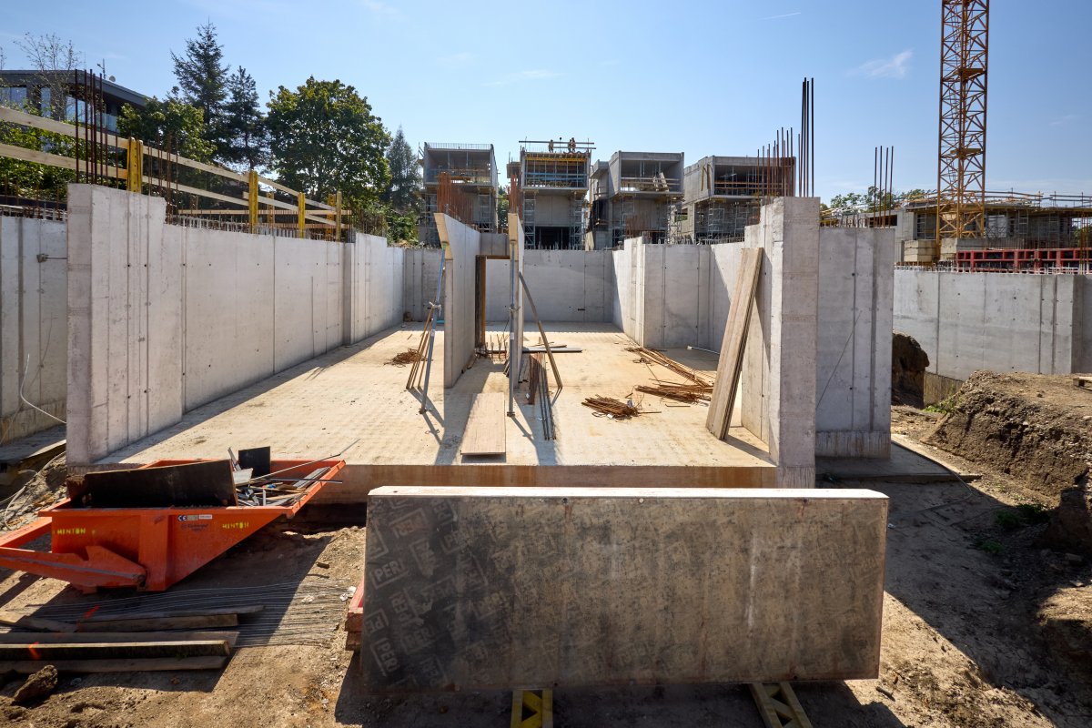 Fotografie z výstavby aktuálního projektu Divize 13 monolity HINTON - Sky City Villas v Záběhlicích