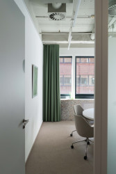 „Od prvních setkání byla jasná klíčová slova projektu – udržitelné, industriální a netradiční.“ říkají k architektonickému konceptu kanceláří architekty z ateliéru HRA. (Kanceláře právnické firmy Rowan Legal, ateliér HRA)