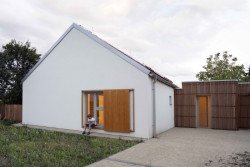 V malé vesnici na západě Slovensko stojí nově zrealizovaný dvojdům pro zdravotně a mentálně znevýhodněné navržený architekty z ateliéru A33