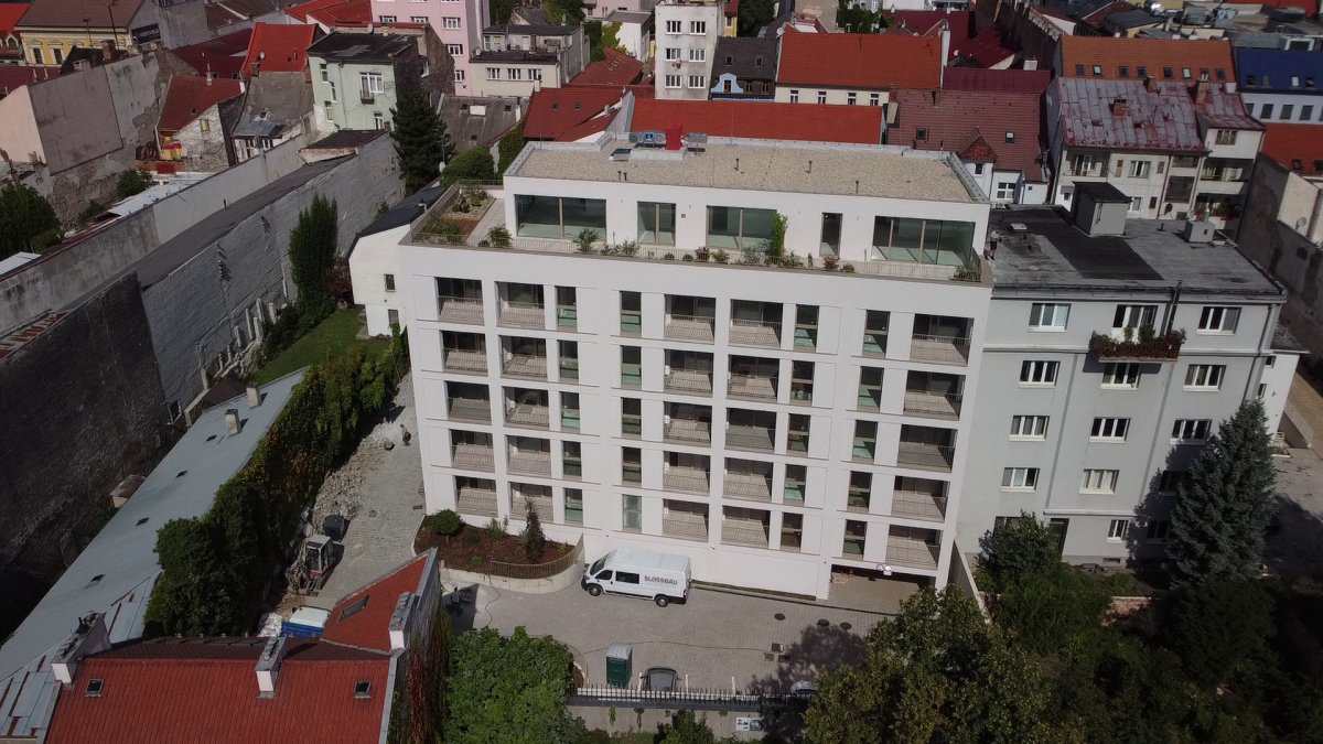 Novostavba bytového domu Zelený dvor citlivě doplňuje historickou strukturu Starého Mesta a přináší moderní městské bydlení ve vnitrobloku.