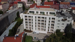 Novostavba bytového domu Zelený dvor citlivě doplňuje historickou strukturu Starého Mesta a přináší moderní městské bydlení ve vnitrobloku.