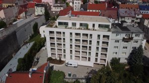 Novostavba bytového domu Zelený dvor citlivě doplňuje historickou strukturu Starého Mesta a přináší moderní městské bydlení ve vnitrobloku.
