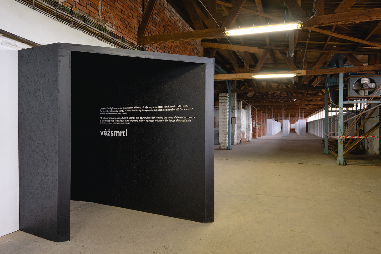 Expozice v Rudé věži smrti, studio COSMO: Do samotné vězě se vstupuje úzkým průchodem.