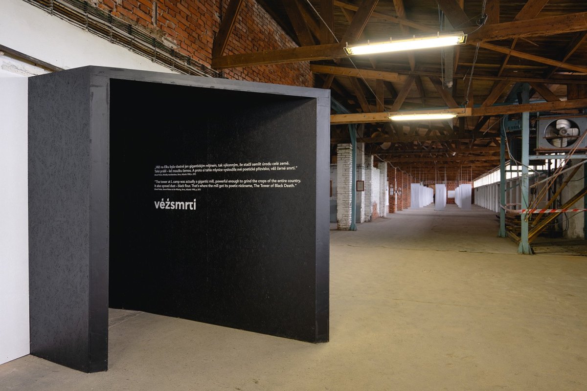 Expozice v Rudé věži smrti, studio COSMO: Do samotné vězě se vstupuje úzkým průchodem.