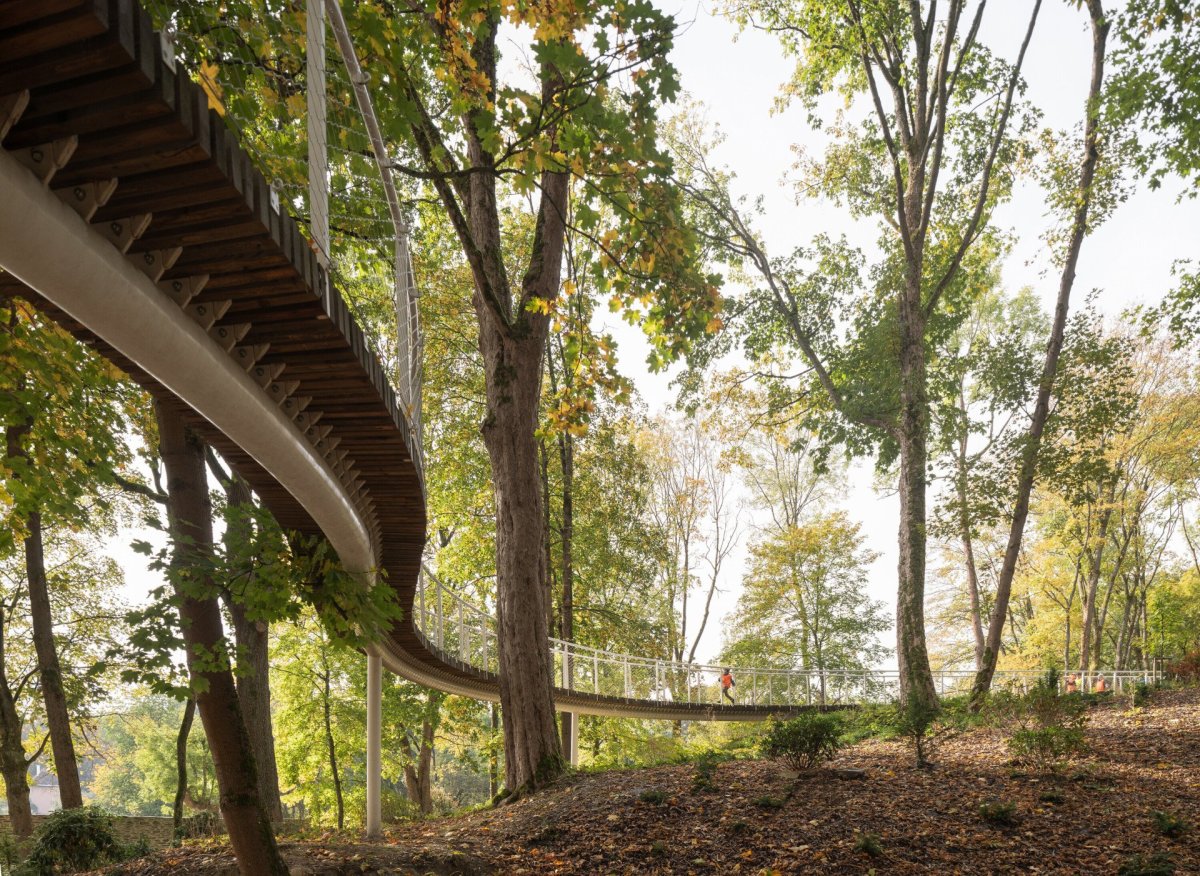 Ocel se kombinuje se dřevem. (SOA architekti, ateliér KONCEPT, Park historie v Aši)