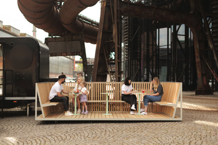 Nový produkt společnosti mmcité Platform vybízí k posezení uprostřed města.