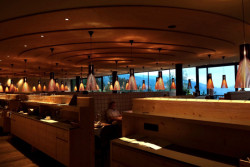 Hotel má 104 pokojů, wellness, posilovnu, sauny, vnitřní i venkovní bazén a prostory pro firemní akce nebo jógu. Večeře má devět chodů.