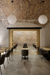 Interiér vinárny WineList od studia Collarch