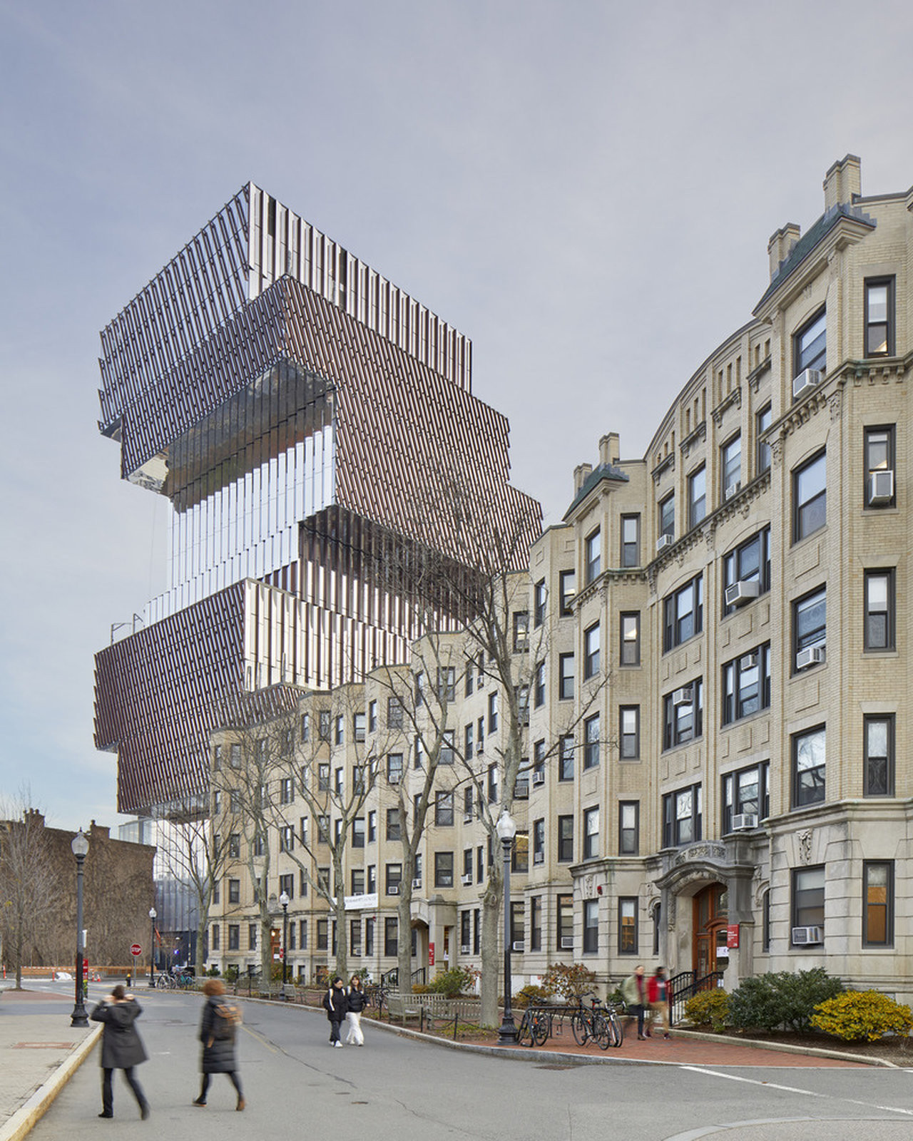 Okolní ulice jsou lemované bytovými domy. (Centrum výpočetní a datové vědy Bostonské univerzity, KPMB Architects)