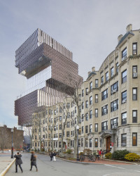 Okolní ulice jsou lemované bytovými domy. (Centrum výpočetní a datové vědy Bostonské univerzity, KPMB Architects)