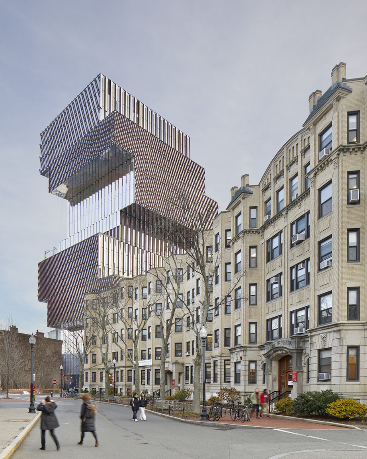 Okolní ulice jsou lemované bytovými domy. (Centrum výpočetní a datové vědy Bostonské univerzity, KPMB Architects)