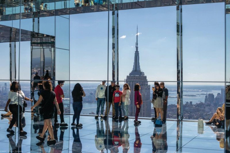 Z vyhlídky newyorského mrakodrapu se otevírá panoramatický výhled na město. (© AGC Glass Europe, Fotograf: Pierre Jeanjean)