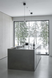 Nedaleko švédského Göteborgu stojí Villa Jägersro. V ní si mladá rodinu užívá výhledů na jezero a okolní přírodu.