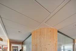 Studio SCHINDLER SEKO ARCHITEKTI navrhlo novou administrativní budovu DOCK IN FOUR na rozhraní Karlína a Libně