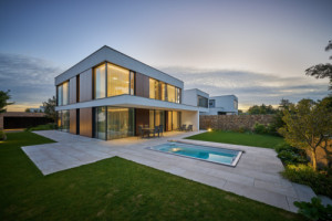 Cílem nebylo mít vilu úplně transparentní, prosklené plochy jsou ovšem velkorysé. (Rodinná vila v Brně;  KYZLINK ARCHITECTS)