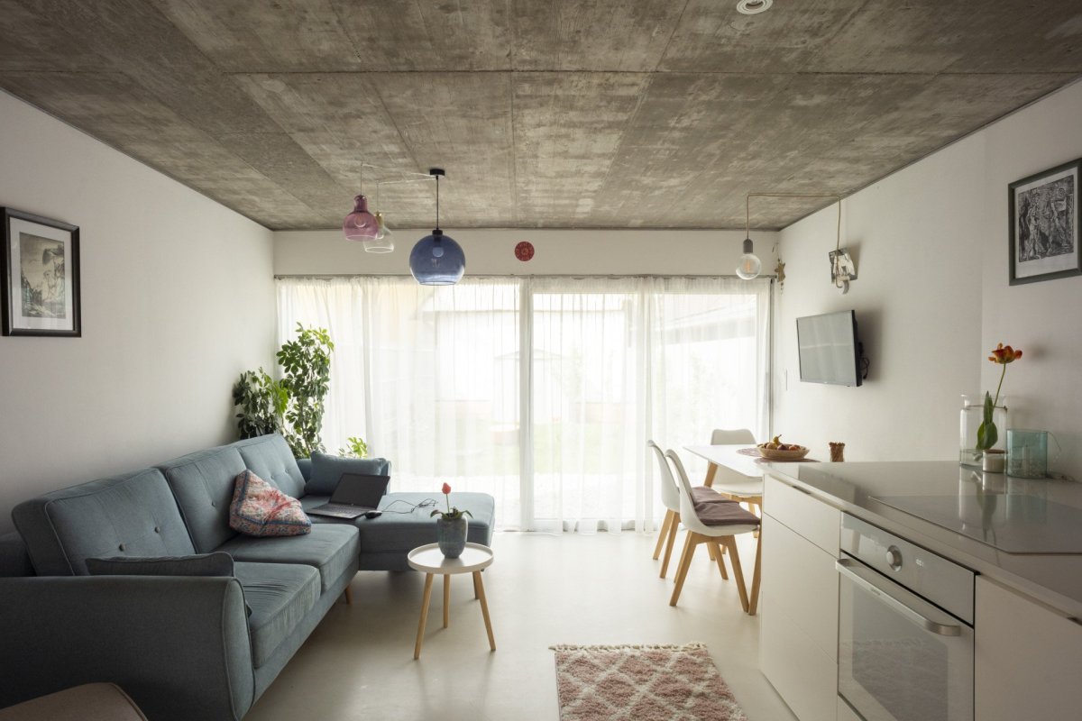 Denní světlo pronikající do interiéru zajišťuje dostatek světla do kuchyně a obytné zóny. (Úzký patrový dům v Žilině, architektonické studio treea - architekt Peter Kasman.)