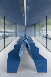 Vláknocementové desky mají využití v mnoha interiérech - v restauracích, galeriích, stanicích metra i doma. (na obrázku Moskenes Servicebygg v Norsku, použití desky Carat Azurite 7040)