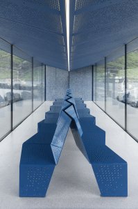 Vláknocementové desky mají využití v mnoha interiérech - v restauracích, galeriích, stanicích metra i doma. (na obrázku Moskenes Servicebygg v Norsku, použití desky Carat Azurite 7040)