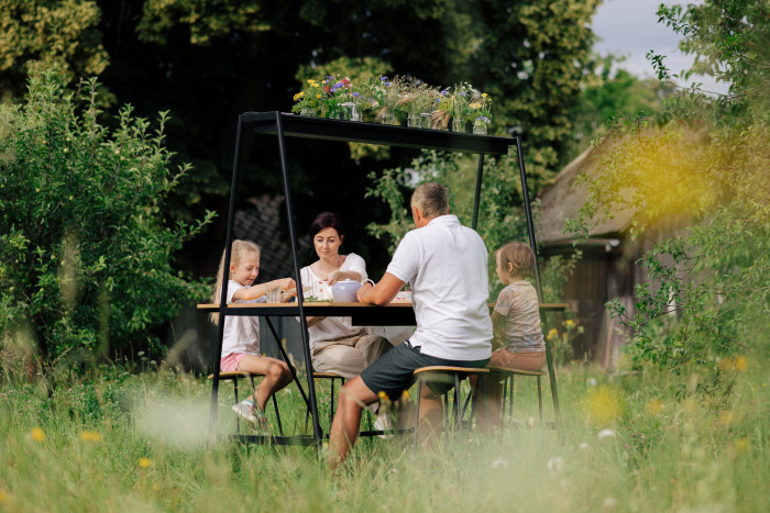 SET UP FREESTYLE DESK & BOARD od PROFIL NÁBYTEK se uplatní jak uvnitř tak venku.