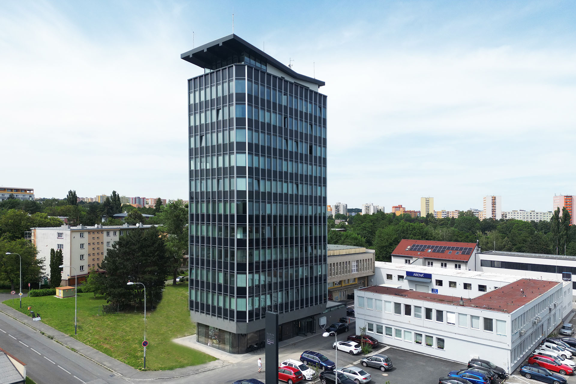 V původně administrativní budově najdeme novou moderní kliniku. 