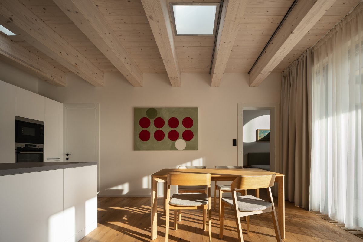 Pohled do hlavního obytného prostoru (Rodinný dům v Křenovicích, ika.architekti)