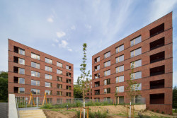 Na Julisce stojí tři nové bytové domy. Navrhlo je studio bod architekti.