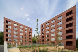 Na Julisce stojí tři nové bytové domy. Navrhlo je studio bod architekti.