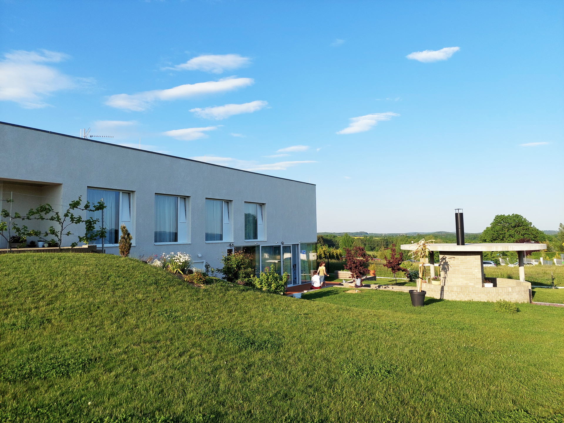 Dům s rampou, Prokš Přikryl: Dům nevyčnívá nad okolí, je horizontální jako klidná krajina okolo