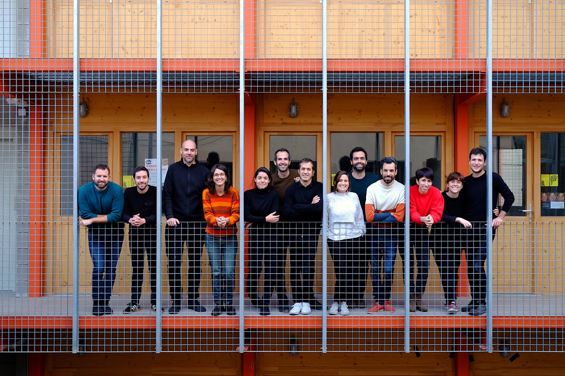 Lacol je barcelonské architektonické družstvo, které využívá architekturu jako nástroj k sociální a environmentální transformaci a k vytváření dostupného, komunitně spravovaného bydlení.