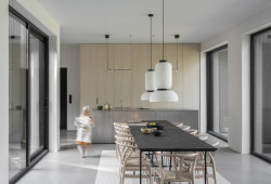 Nedaleko švédského Göteborgu stojí Villa Jägersro. V ní si mladá rodinu užívá výhledů na jezero a okolní přírodu.