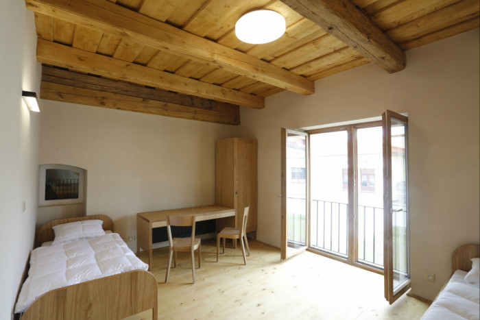 Úprava bývalé fary ve Chvalšinách na zařízení pro  pobyty osob s poruchami autistického spektra, dvoulůžkový pokoj, 4DS