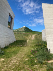 Betonové věže Archeoparku Pavlov doplňují panaroama okolních vrchů s Dívčími hrady. Foto: Klára Koldová