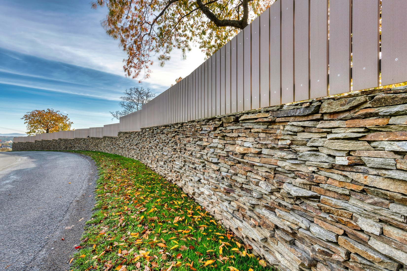 Přírodní materiál resysta imitující dřevo se dá využít jak ve stavebnictví, tak v interiérech nebo na zahradách.