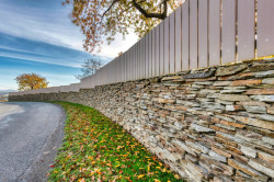 Přírodní materiál resysta imitující dřevo se dá využít jak ve stavebnictví, tak v interiérech nebo na zahradách.