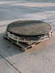 Stůl z hlíny, design Janský & Dunděra