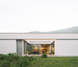 Dům s atrii v Nedvědicích od studia AOSI